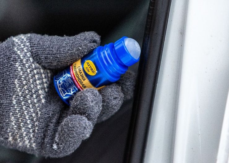 Почему зимой в автомобиле примерзают двери и как с этим бороться