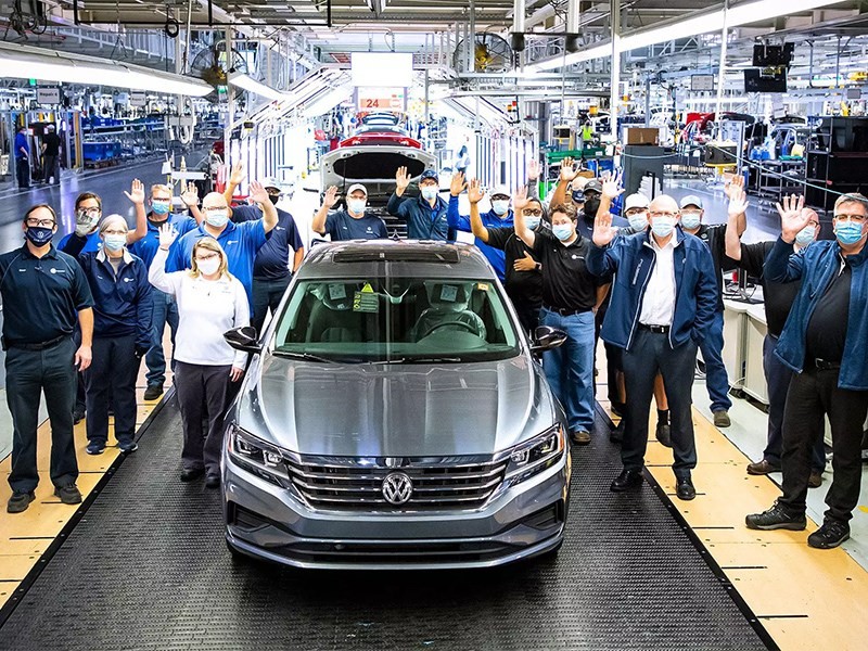 С конвейера сошел последний Volkswagen Passat Sedan
