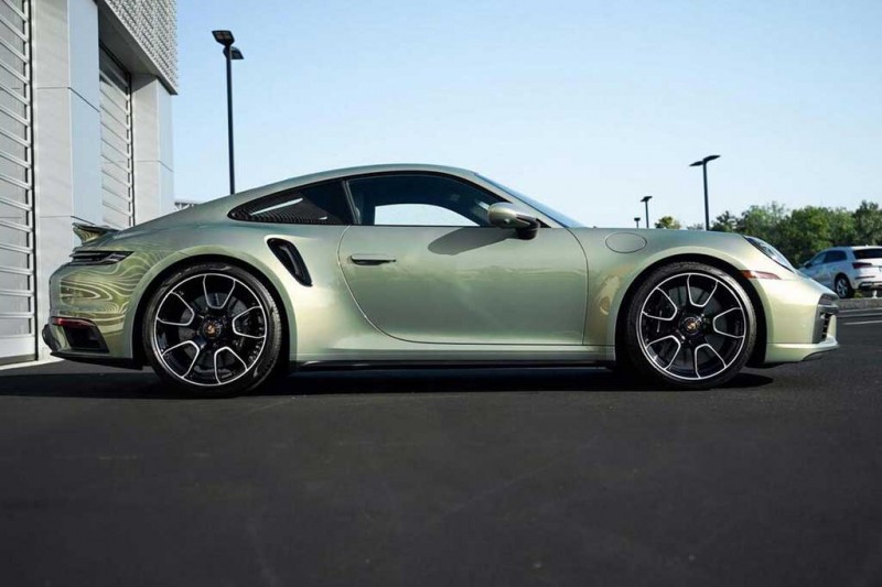 В США дилеры тоже навешивают &laquo;допы&raquo;: посмотрите на Porshe 911 Turbo S за ₽36 млн