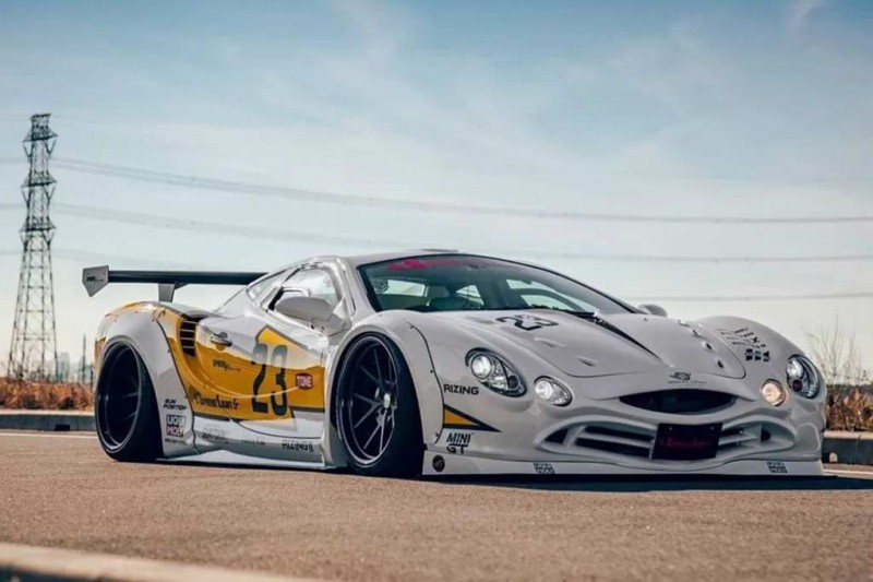 Mitsuoka Orochi с обвесом от Liberty Walk стал похож на перекормленную рыбу