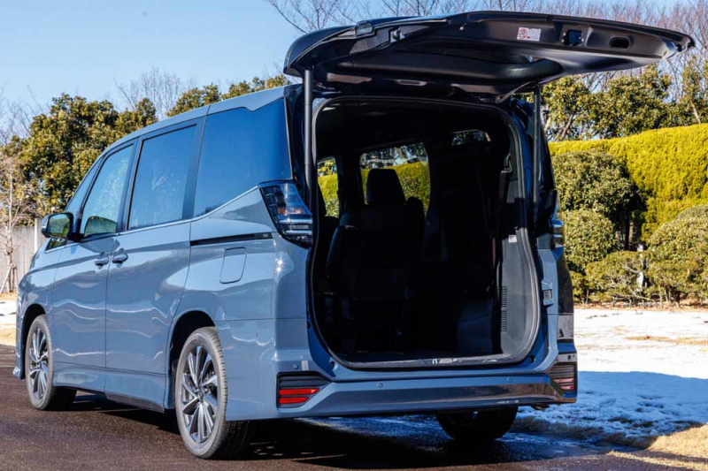 Японцы официально представили минивэны Toyota Noah и Voxy нового поколения