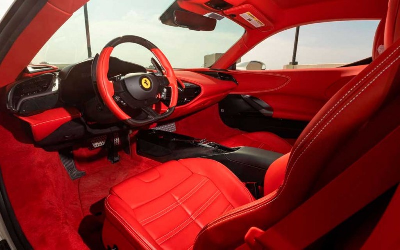 Белоснежный Ferrari SF90 Stradale Майкла Фукса планируют продать примерно за $1 млн