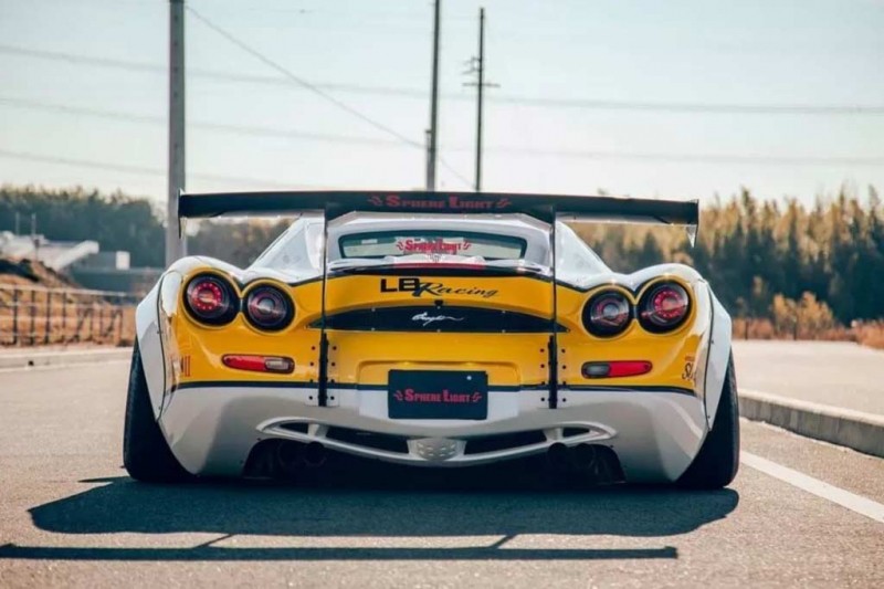 Mitsuoka Orochi с обвесом от Liberty Walk стал похож на перекормленную рыбу