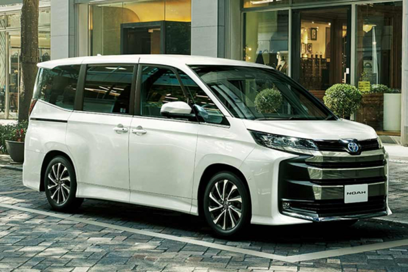 Японцы официально представили минивэны Toyota Noah и Voxy нового поколения