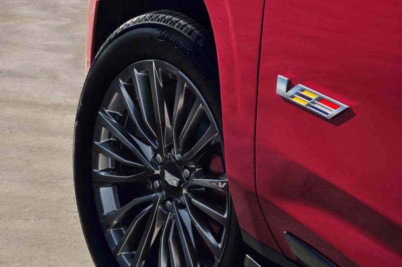 GM показал как будет выглядеть «заряженный» Cadillac Escalade-V