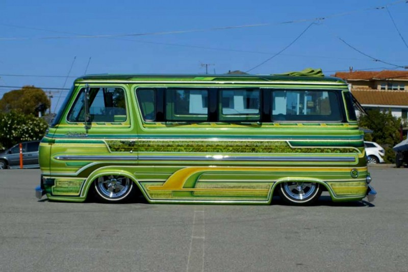 Энтузиаст превратил старенький Ford Falcon Club Wagon в яркий лоурайдер