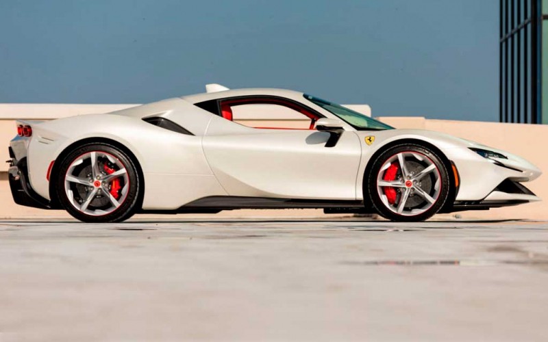 Белоснежный Ferrari SF90 Stradale Майкла Фукса планируют продать примерно за $1 млн