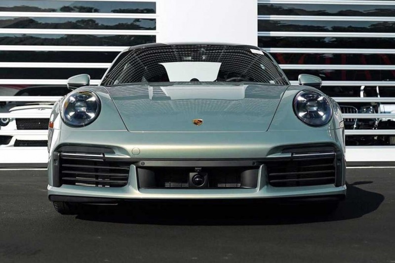 В США дилеры тоже навешивают &laquo;допы&raquo;: посмотрите на Porshe 911 Turbo S за ₽36 млн