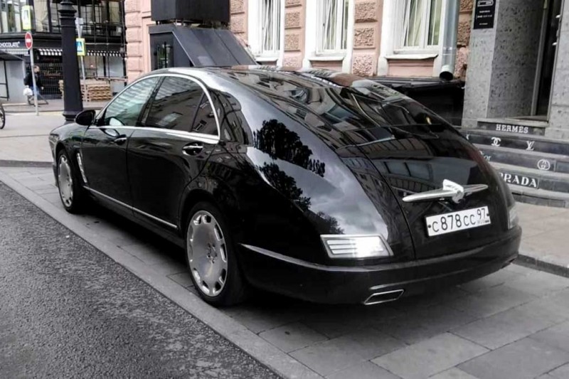 В Москве замечен Mercedes S-Class W221, стилизованный под «Победу»