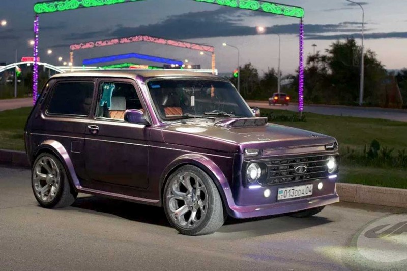 Эффектная Lada Niva 1982 года из Казахстана: 18-дюймовые колеса и салон от Mercedes