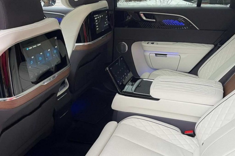 Электрический кроссовер Hongqi E-HS9 продают в Москве: &laquo;китаец&raquo; за 14 млн рублей