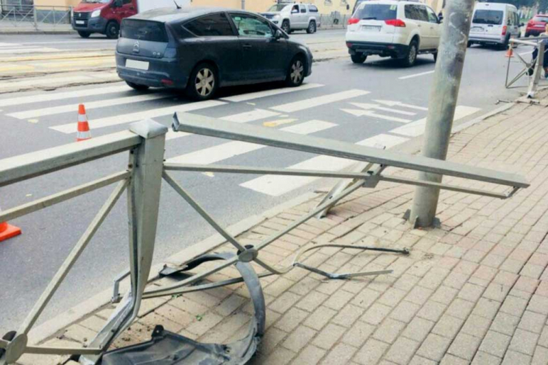 Что будет, если сбил дорожный знак или ограждение: кто оплатит ущерб?