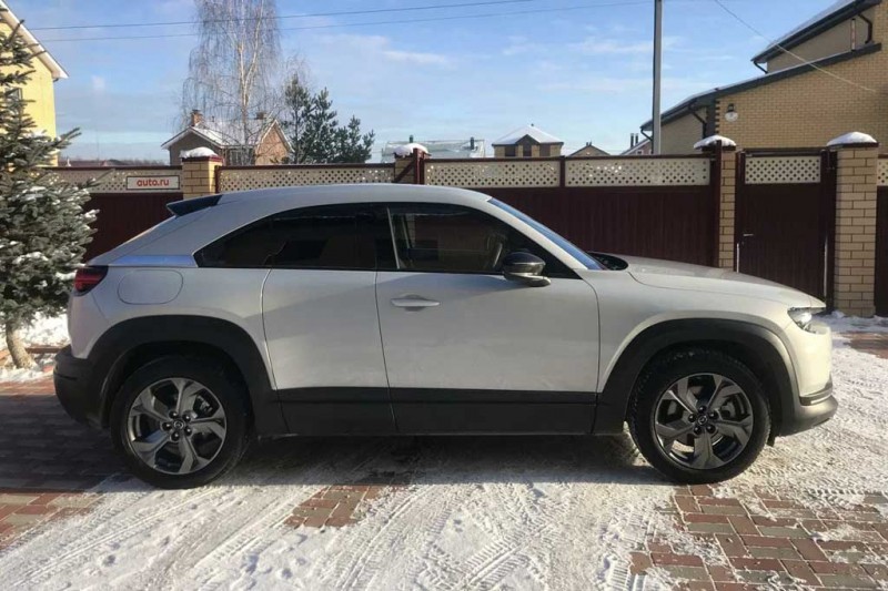 В России продается сразу несколько электрических паркетников Mazda MX-30