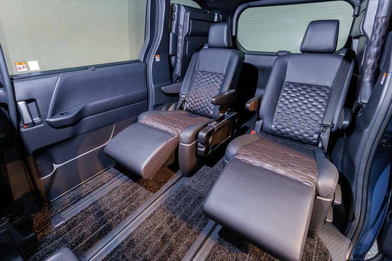 Японцы официально представили минивэны Toyota Noah и Voxy нового поколения