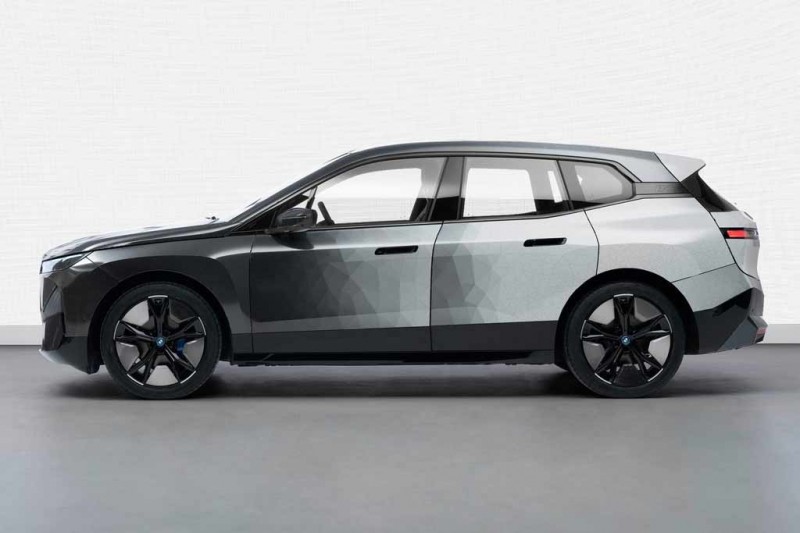 Баварцы показали концепт BMW iX Flow, который умеет менять цвет кузова