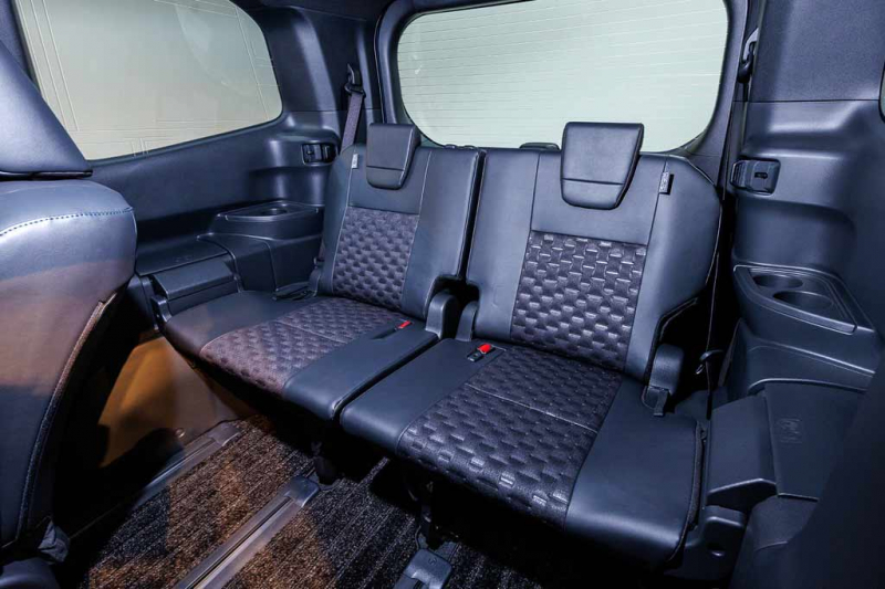 Японцы официально представили минивэны Toyota Noah и Voxy нового поколения