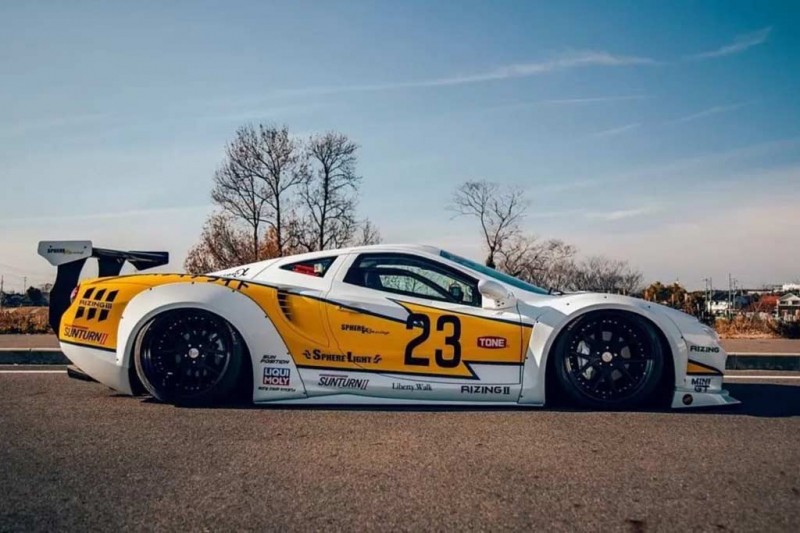 Mitsuoka Orochi с обвесом от Liberty Walk стал похож на перекормленную рыбу