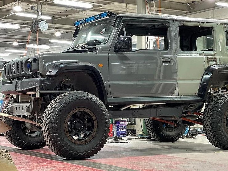 Японцы превратили маленький Suzuki Jimny в огромный внедорожник 1 Японцы превратили маленький Suzuki Jimny в огромный внедорожник