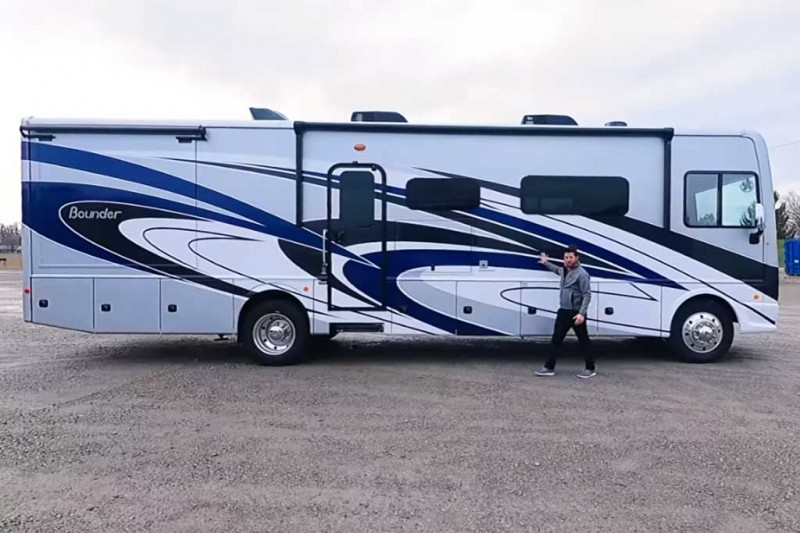 Fleetwood Bounder 35GL: посмотрите на «умный» автобус-автодом за 18,3 млн рублей