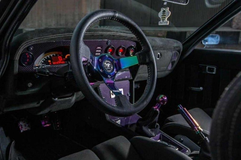 Старенькую Toyota Celica 1977 с массой доработок оснастили мотором от Honda S2000