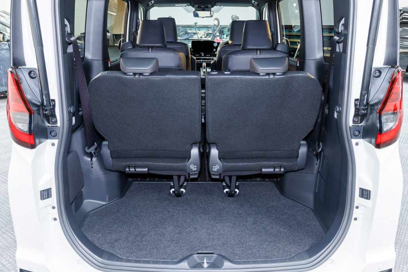 Японцы официально представили минивэны Toyota Noah и Voxy нового поколения