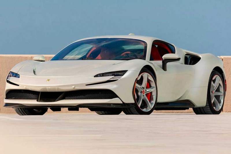 Белоснежный Ferrari SF90 Stradale Майкла Фукса планируют продать примерно за $1 млн