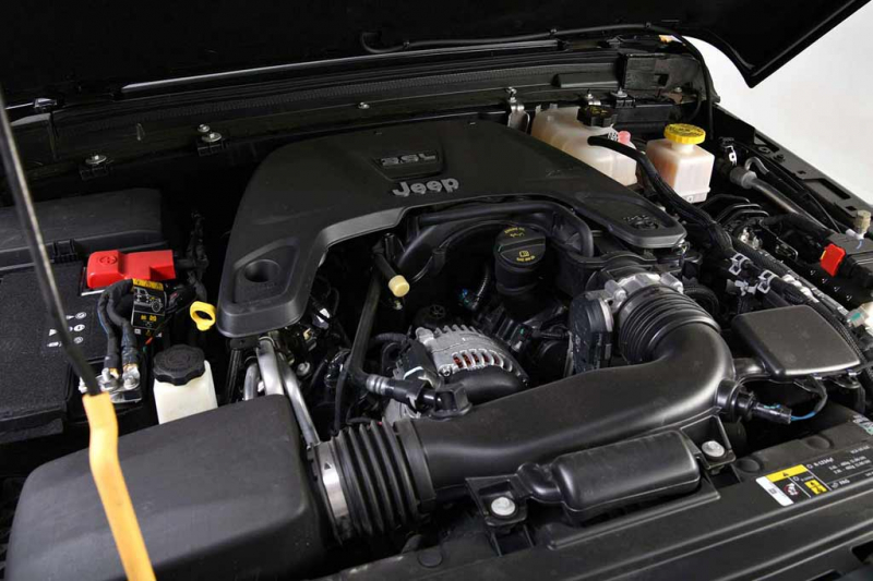 На аукцион выставлен Jeep Gladiator в стиле автомобиля из фильма «Смоки и бандит»