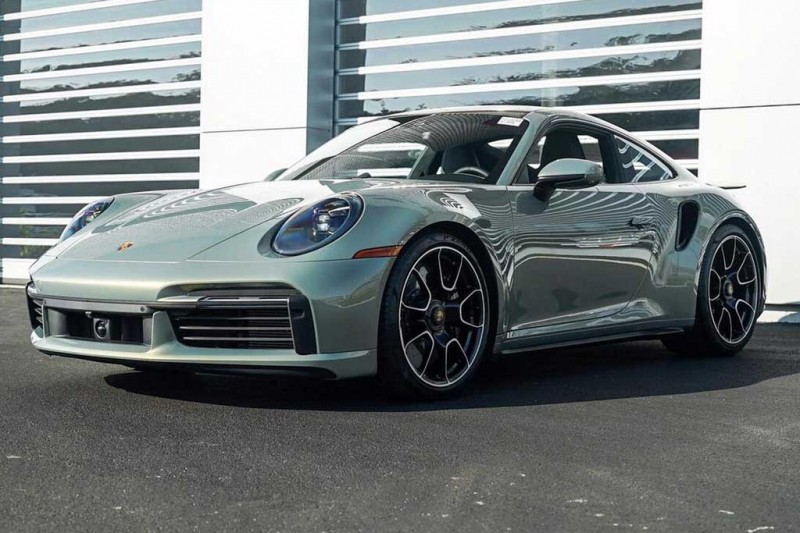 В США дилеры тоже навешивают «допы»: посмотрите на Porshe 911 Turbo S за ₽36 млн