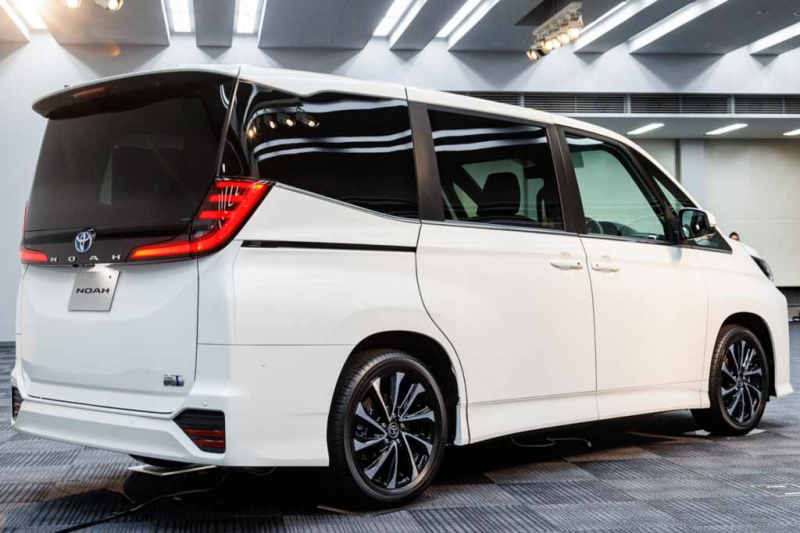 Японцы официально представили минивэны Toyota Noah и Voxy нового поколения