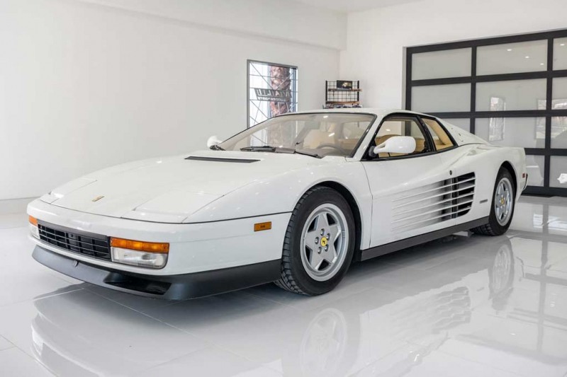 Словно из сериала «Полиция Майами»: белую Testarossa продали за $135 000