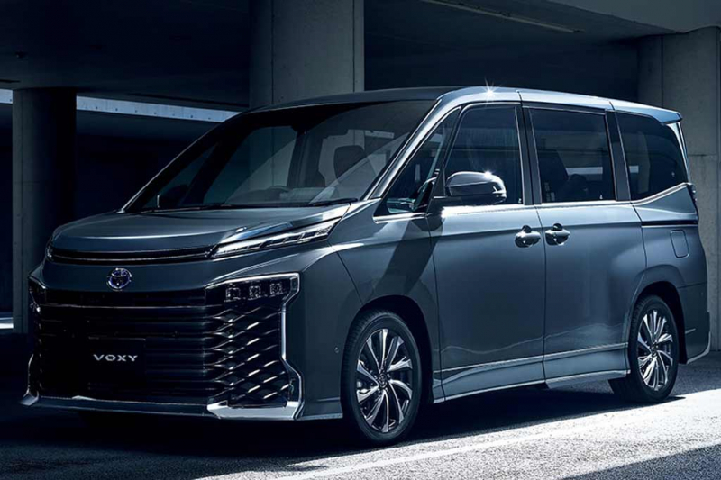Японцы официально представили минивэны Toyota Noah и Voxy нового поколения