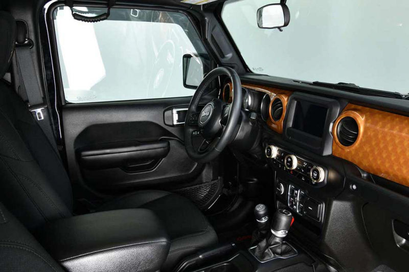 На аукцион выставлен Jeep Gladiator в стиле автомобиля из фильма «Смоки и бандит»