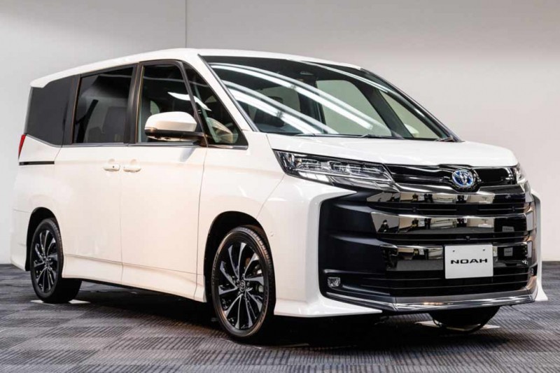 Японцы официально представили минивэны Toyota Noah и Voxy нового поколения
