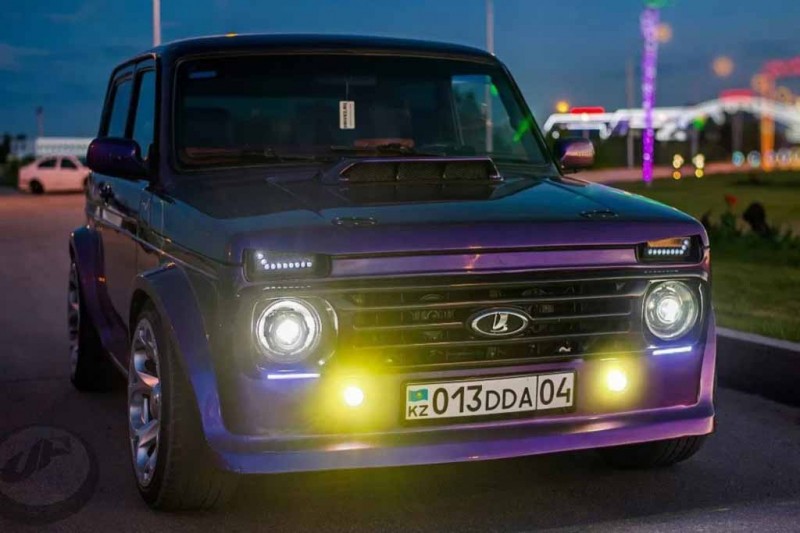Эффектная Lada Niva 1982 года из Казахстана: 18-дюймовые колеса и салон от Mercedes