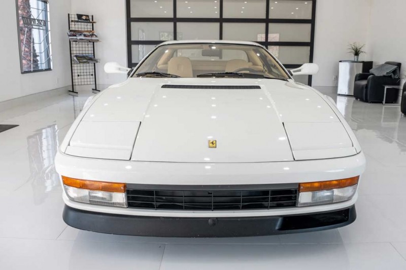 Словно из сериала &laquo;Полиция Майами&raquo;: белую Testarossa продали за $135 000