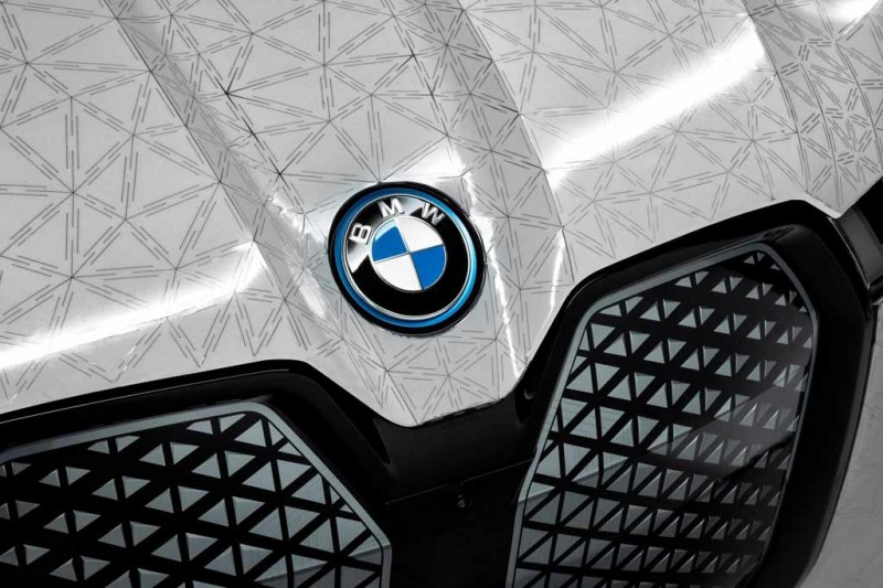Баварцы показали концепт BMW iX Flow, который умеет менять цвет кузова