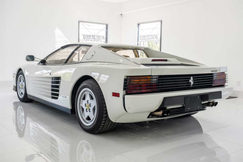 Словно из сериала &laquo;Полиция Майами&raquo;: белую Testarossa продали за $135 000