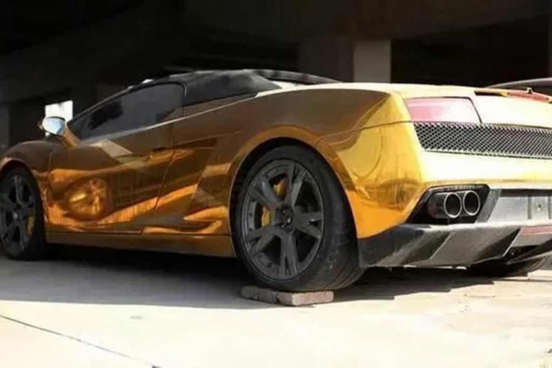 Брошенные Rolls-Royce, Ламбо и другие люксовые авто пылятся под эстакадой в Пекине
