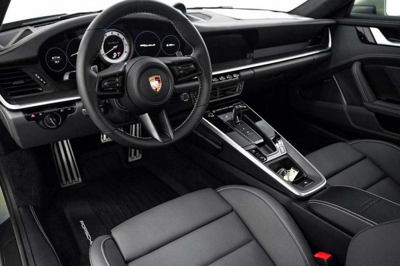 В США дилеры тоже навешивают &laquo;допы&raquo;: посмотрите на Porshe 911 Turbo S за ₽36 млн