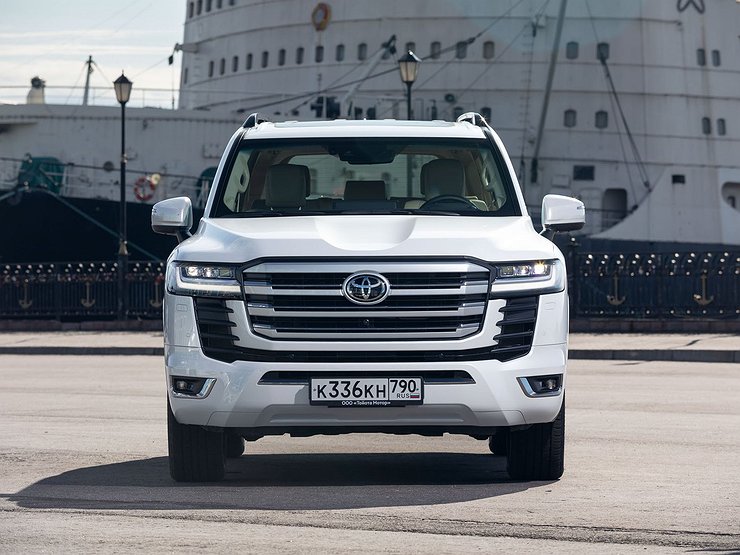За новым Toyota Land Cruiser 300 выстроилась очередь длиною в четыре года