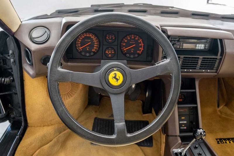 Словно из сериала &laquo;Полиция Майами&raquo;: белую Testarossa продали за $135 000