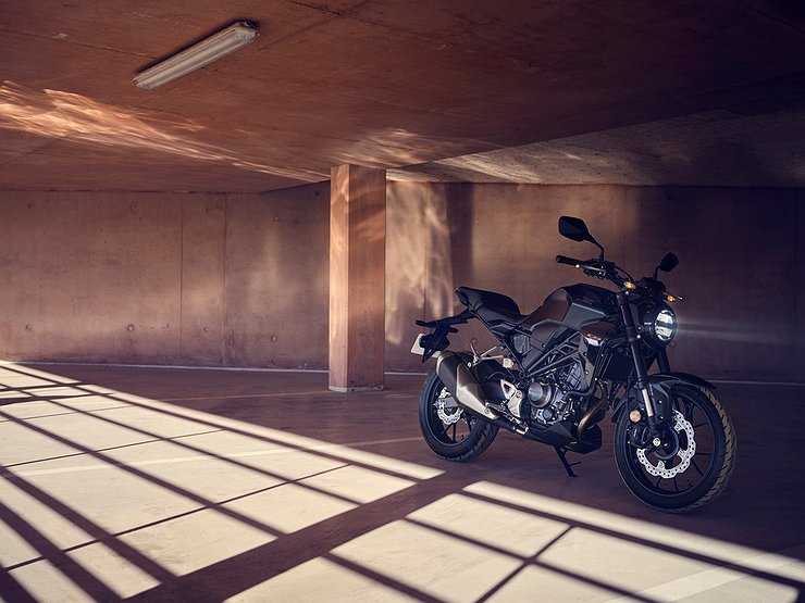 Гарцуем в лето: Honda представила CB300R 2022 модельного года