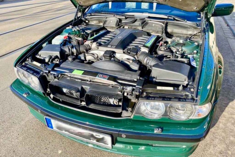 Единственную Alpina B12 6.0 в цвете &laquo;British Racing Green&raquo; продают за 4,3 млн рублей