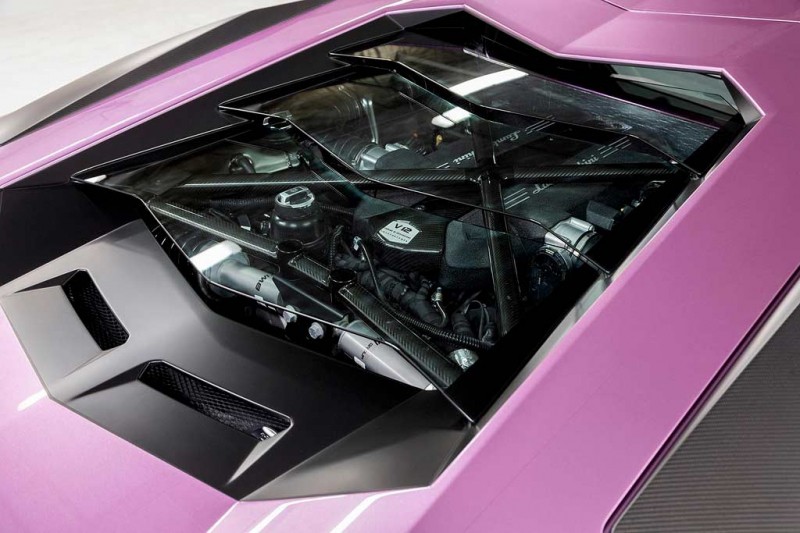 Фиолетовый Lamborghini Aventador LP750-4 SV без пробега продали за 44 млн рублей