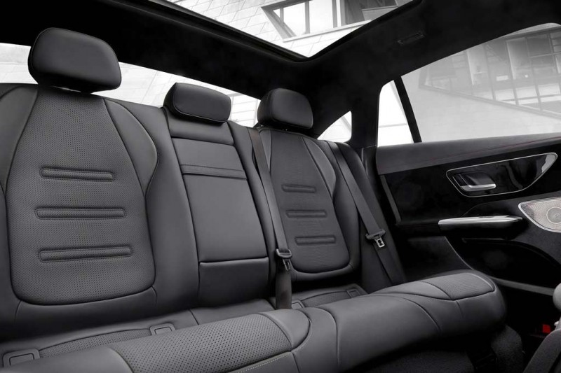 Электрический седан Mercedes-Benz EQE получил сразу две версии от AMG