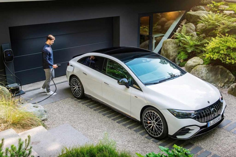 Электрический седан Mercedes-Benz EQE получил сразу две версии от AMG