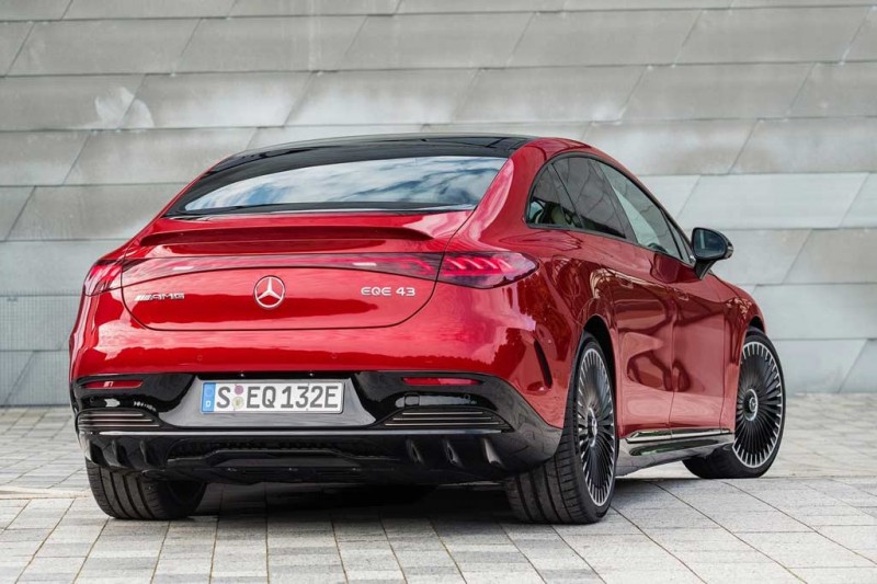 Электрический седан Mercedes-Benz EQE получил сразу две версии от AMG
