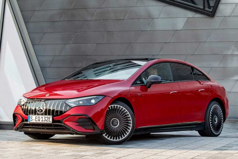 Электрический седан Mercedes-Benz EQE получил сразу две версии от AMG