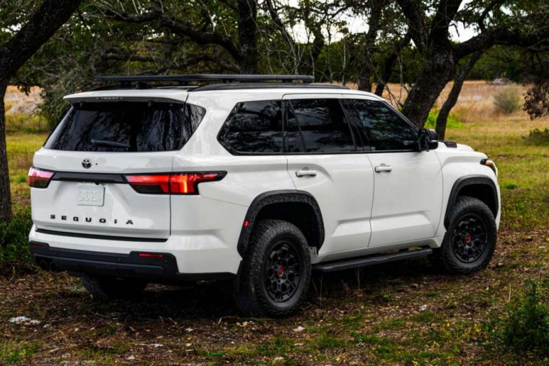 Представлен новый внедорожник Toyota Sequoia 2022 третьего поколения