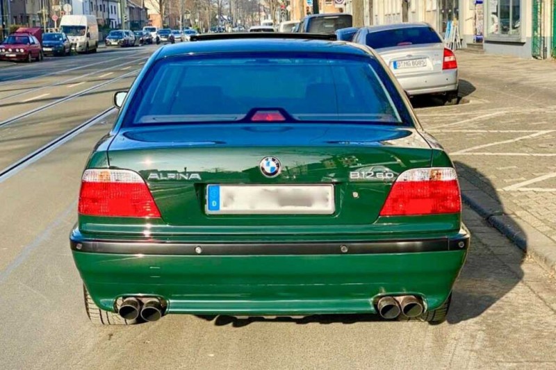 Единственную Alpina B12 6.0 в цвете &laquo;British Racing Green&raquo; продают за 4,3 млн рублей